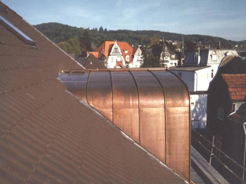 Gebogene Dachfläche mit Kupferbekleidung